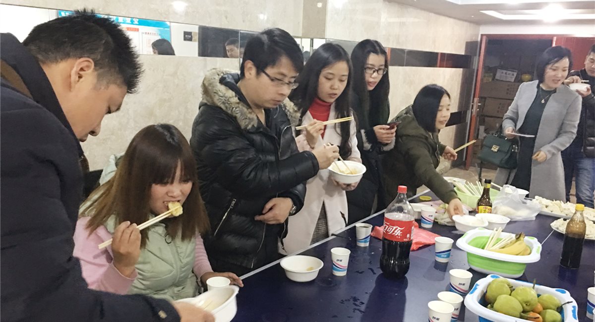 公司开展“冬至包饺子，，快乐事情”运动