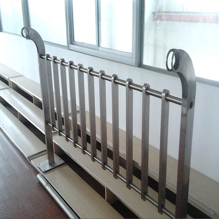 蹊径防护栏选用什么材质好？？？？？